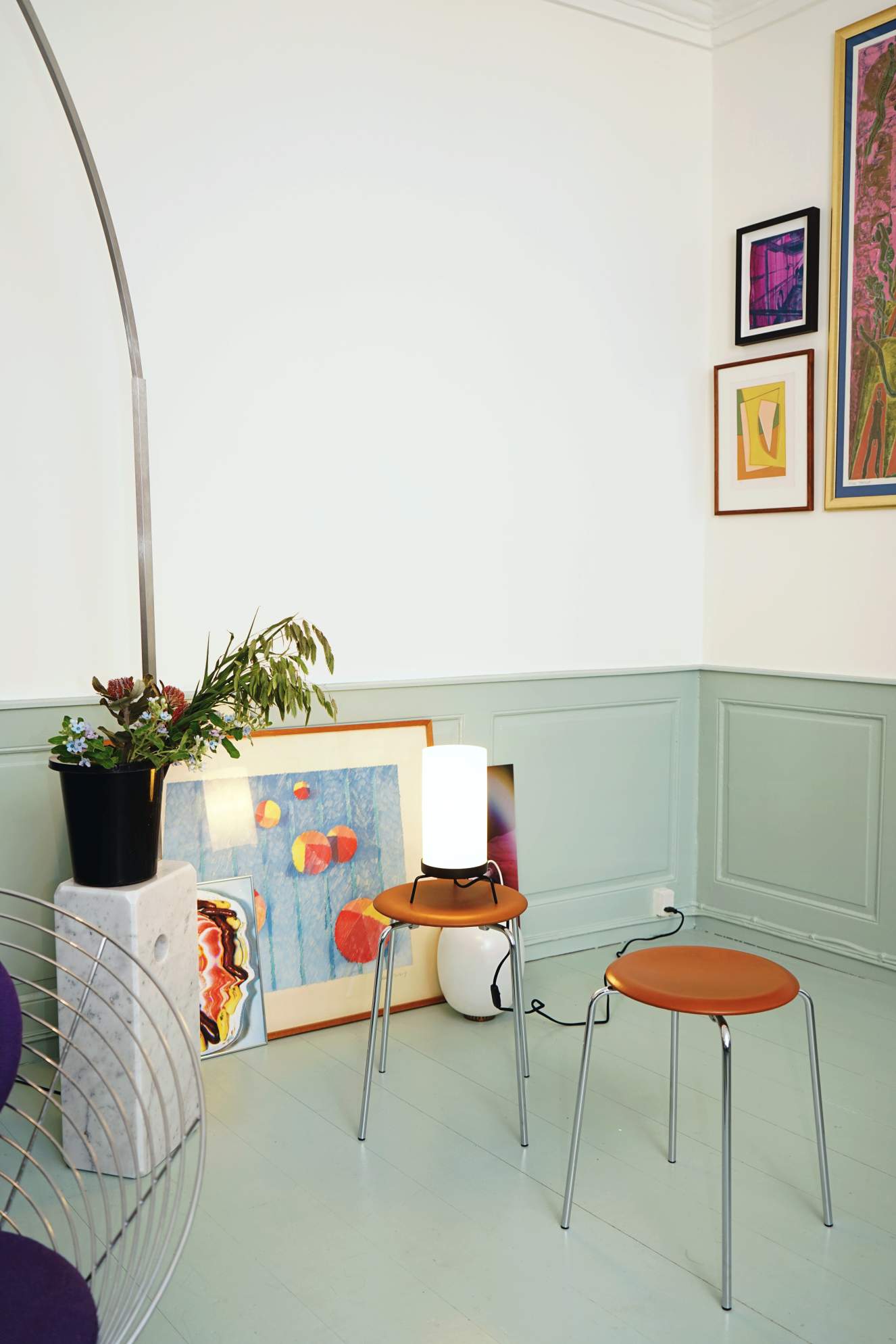 Zwei Dot Hocker von Fritz Hansen in braun mit Chrombeinen in einem hellen Raum.