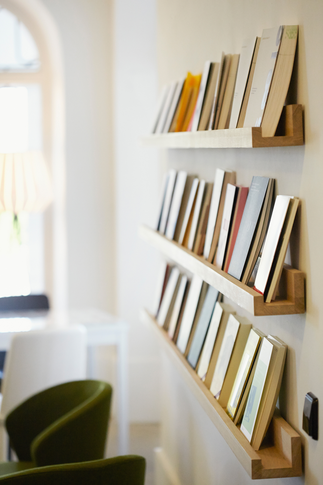 Drei Ell Wandregale von Jan Kurtz mit Büchern an einer weißen Wand. Holzregal für Bücher.