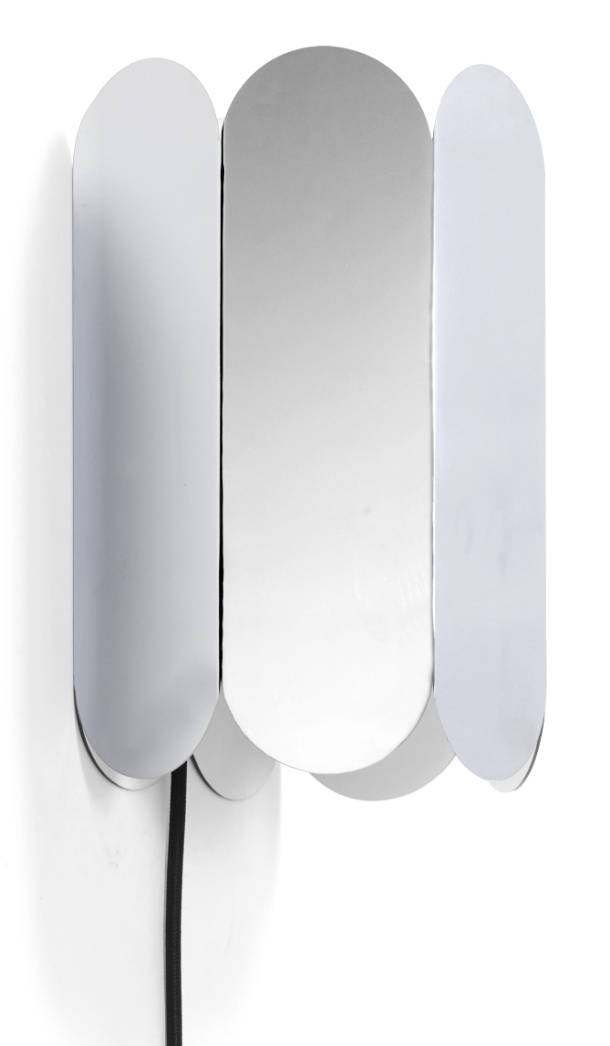 Arc Switch Wandleuchte: Moderne Wandlampe mit Spiegelelementen und schwarzem Kabel, ideal für stilvolle Innenräume.