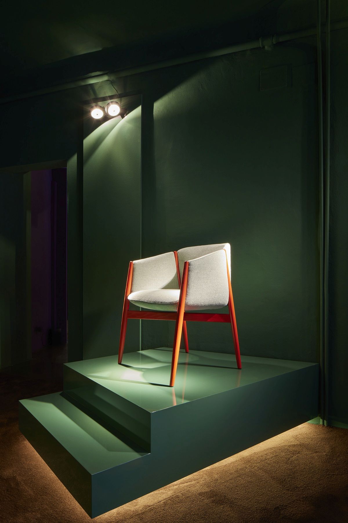 Kagu Stuhl mit Armlehnen Holzgestell Cor