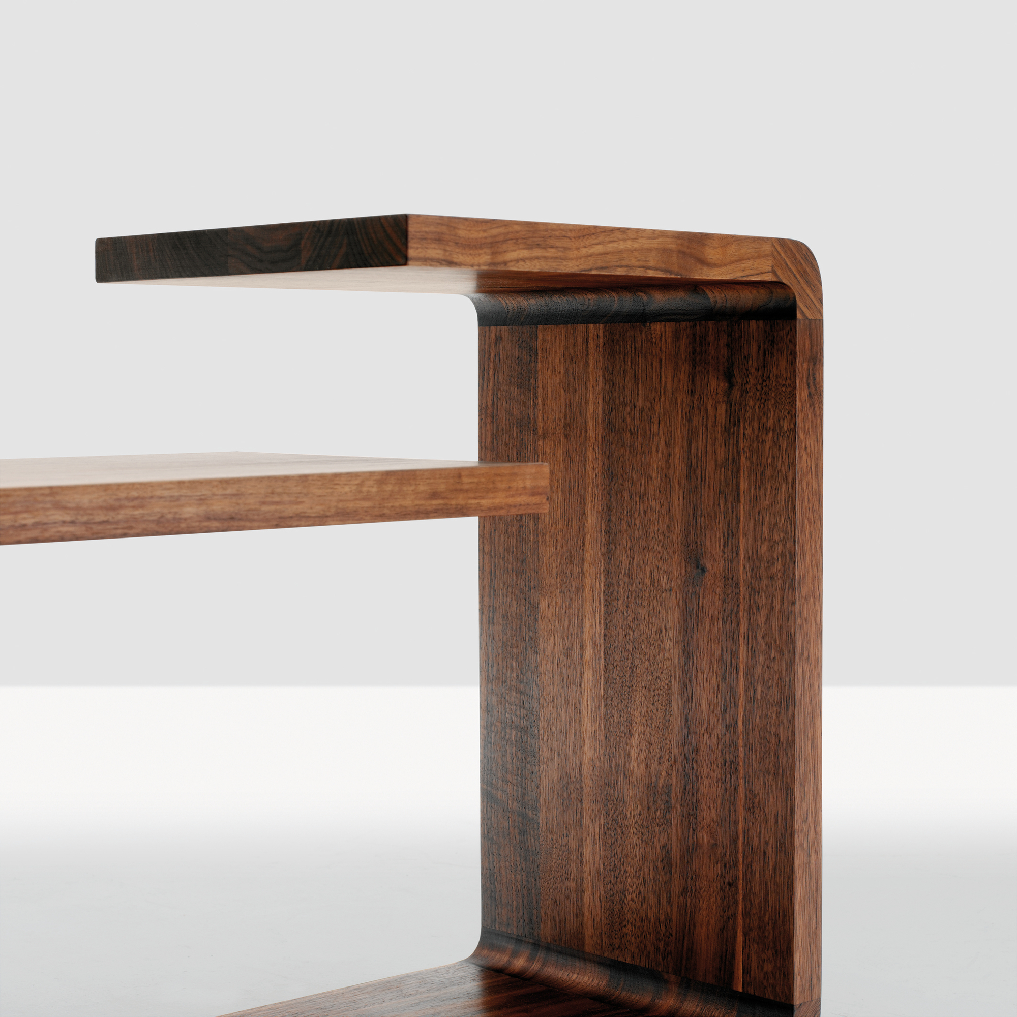 Detailaufnahme des Waitress Beistelltisches aus europäischem Nussbaumholz, moderner Nachttisch mit zwei Ablageflächen.