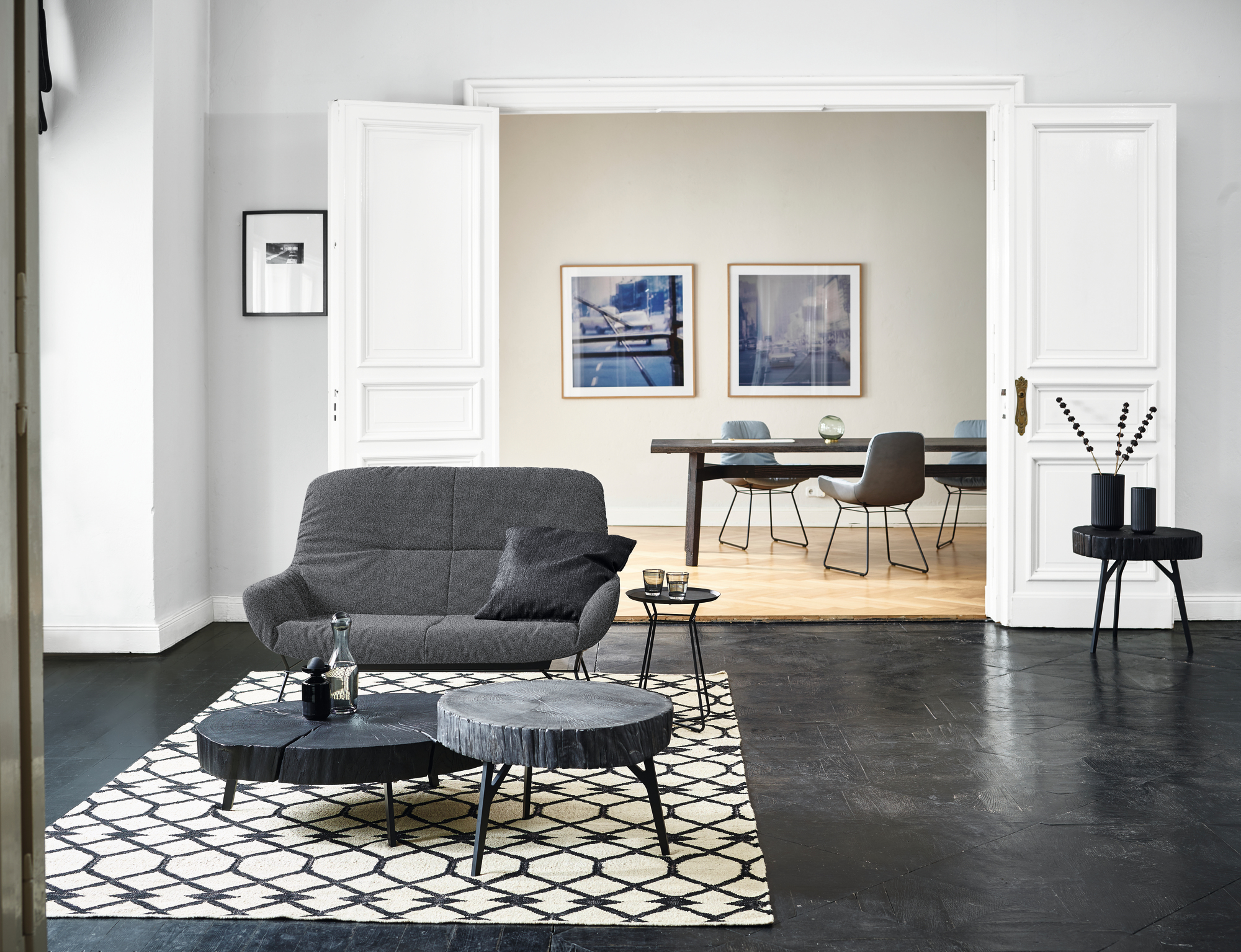 Wohnzimmer-Szene mit Janua Stomp Beistelltisch H28 roh, Couch und Teppich. Moderner, rustikaler Look.