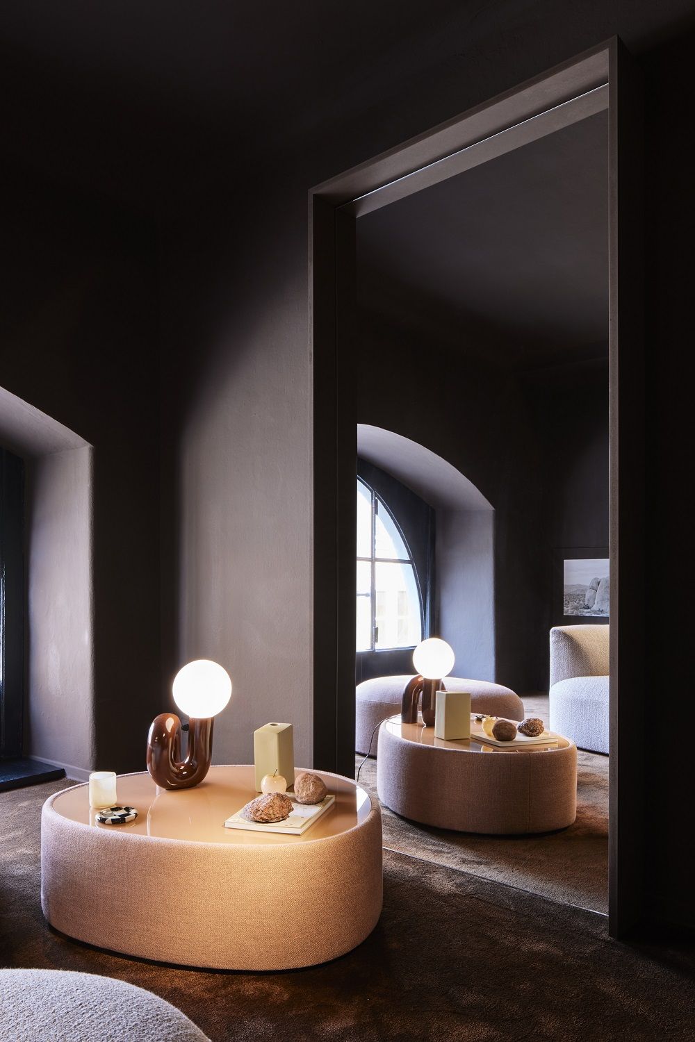 Eleganter, runder Siwa Couchtisch mit Textilbezug in einem stilvollen Wohnzimmer. Moderner Beistelltisch für das Wohnambiente.