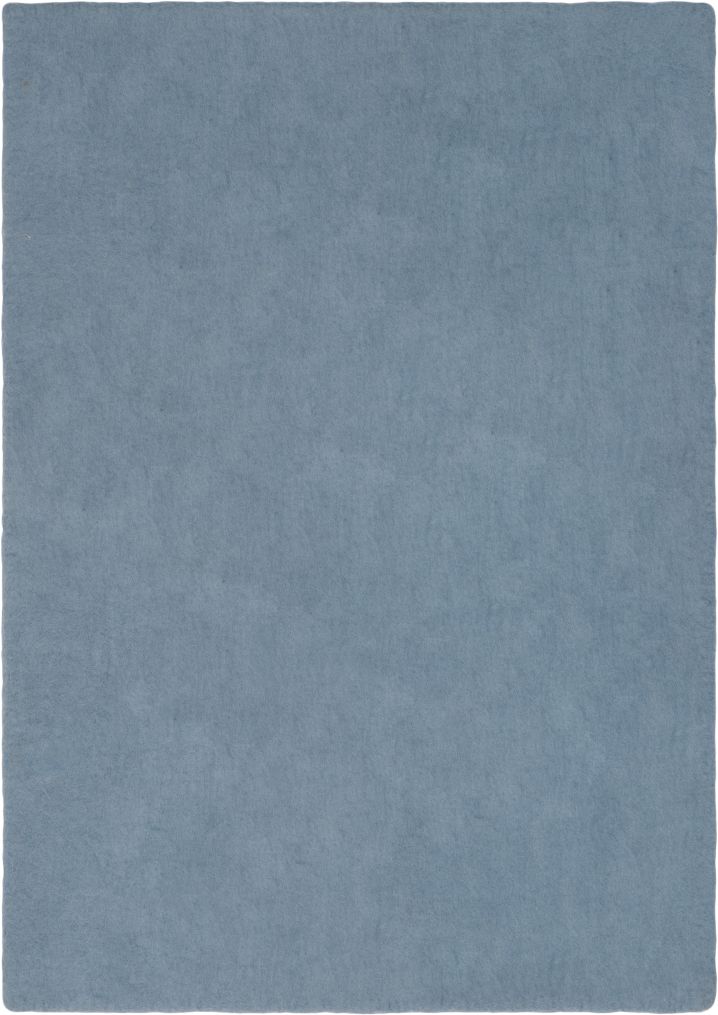 Blauer, rechteckiger Filzteppich (180x260 cm) von myfelt. Detailaufnahme des Teppichs mit feiner Textur.