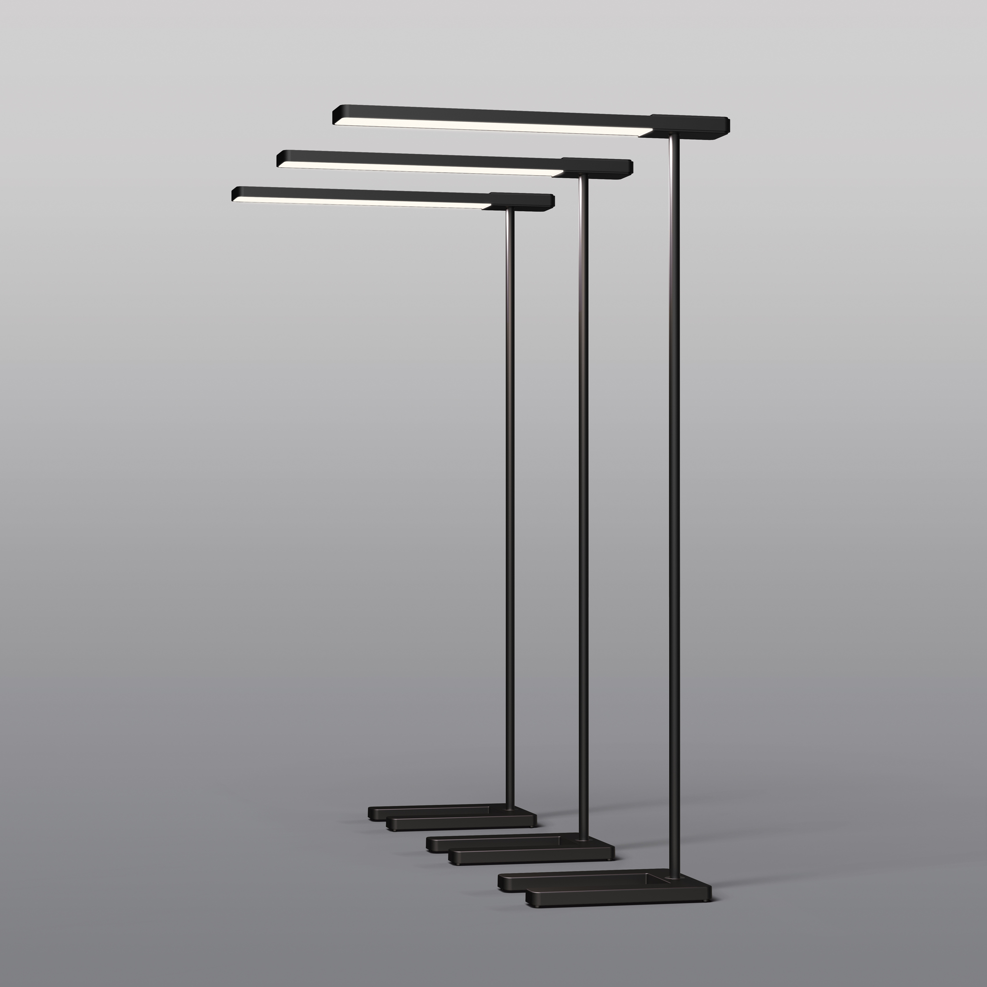 Drei Slice² Stehleuchten von Serien Lighting, glanzverchromt, mit integriertem LED-Licht.