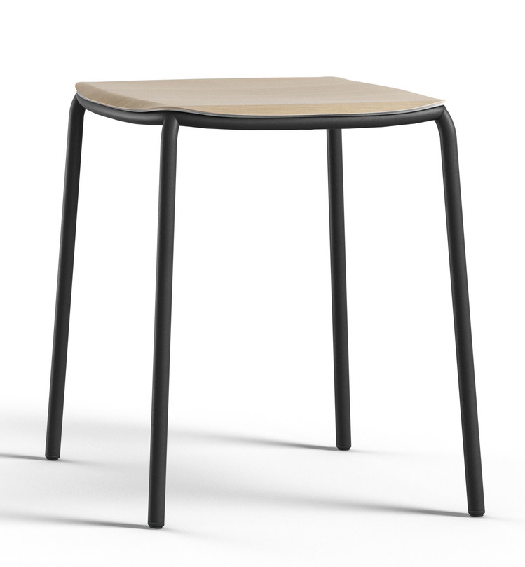 Nate Hocker von Brunner: Moderner Hocker mit hellem Holz-Sitz und schwarzem Metallgestell.