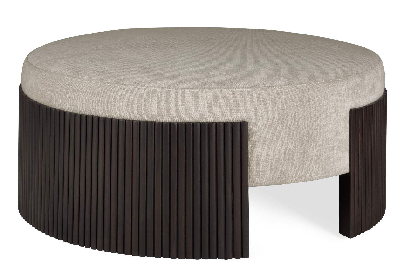 Roller Pouf: Runder Hocker mit beigem Stoffbezug und dunkelbraunem, geriffeltem Holzfuß. Sitzhocker für Wohnzimmer.