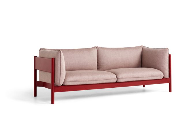 Arbour Sofa: Weinrotes 3-Sitzer Sofa mit hellen Polstern, modernes Design für Wohnzimmer.