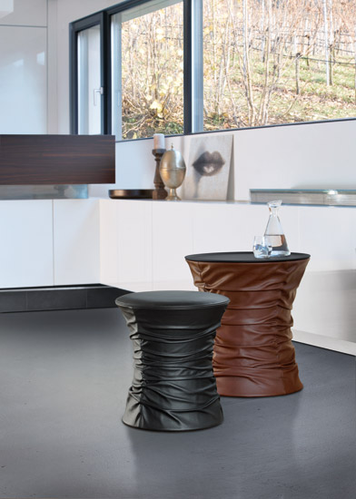 Zwei Bellows Hocker von Walter Knoll in Schwarz und Braun im modernen Interieur.