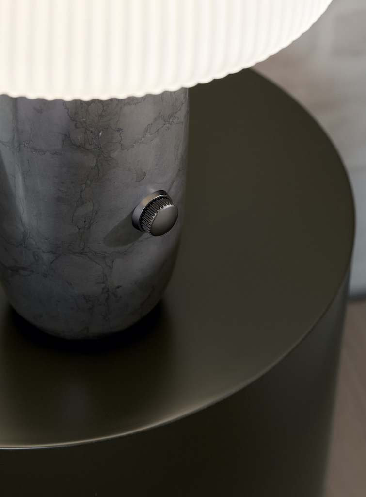 Detailaufnahme der grauen Vipp Sculpture Tischlampe mit Marmorfuß und Dimmer.