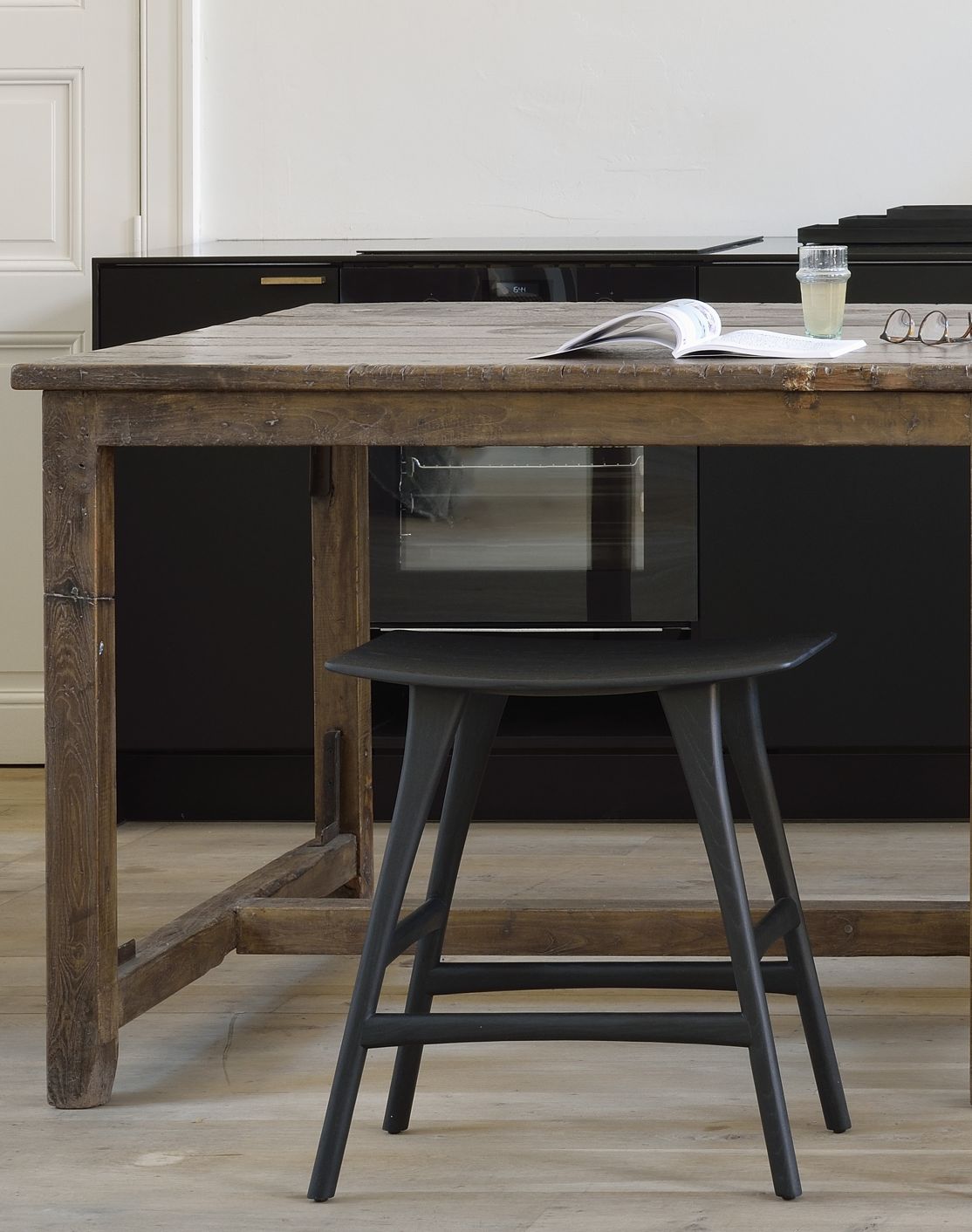 Schwarzer Osso Stuhl aus Eiche von Ethnicraft unter einem Holztisch, moderne Sitzmöbel für Esszimmer.