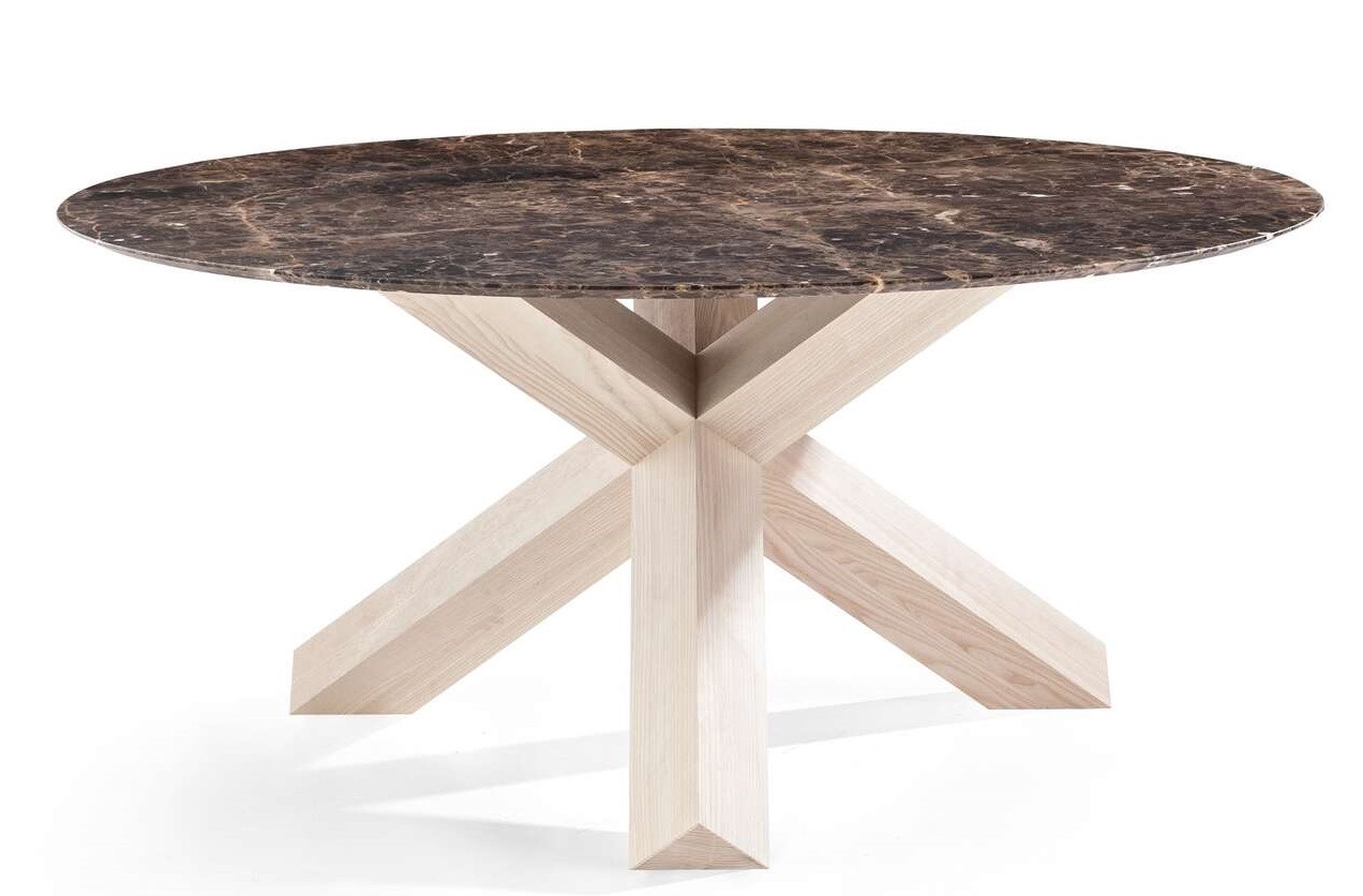 452 La Rotonda Esstisch von Cassina mit runder Marmorplatte und hellem Holzfuß.