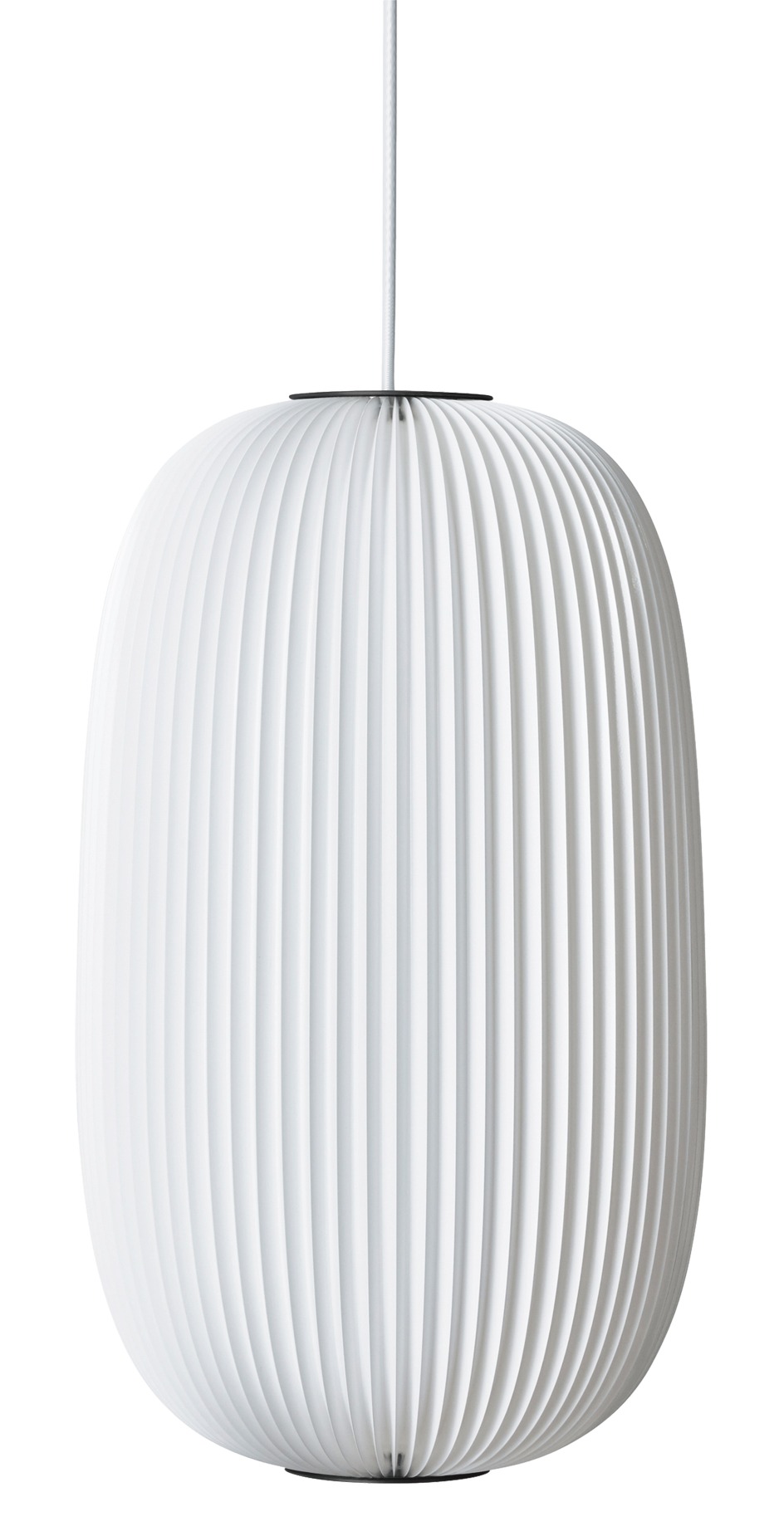 Weiße Lamella Pendelleuchte von Le Klint mit plissiertem Lampenschirm und schwarzem Ring.