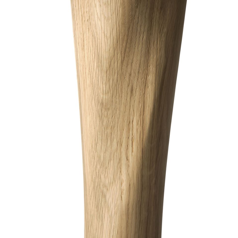 Detailaufnahme vom Bein des Torsion Eiche Tisches von Ethnicraft, modernes Designmöbel aus massivem Eichenholz.
