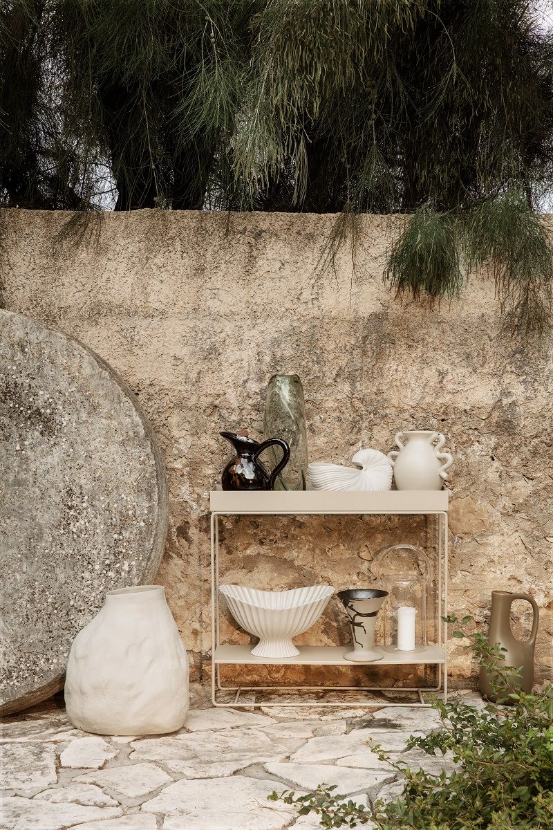 Ferm Living Plant Box Two-Tier: Beige Pflanzenbox mit zwei Ebenen für Pflanzen und Dekoration.