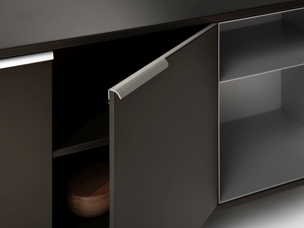 Detailaufnahme: Dunkelbronze Sideboard aus der New Classic Line von Müller Möbelfabrikation mit offener Tür.