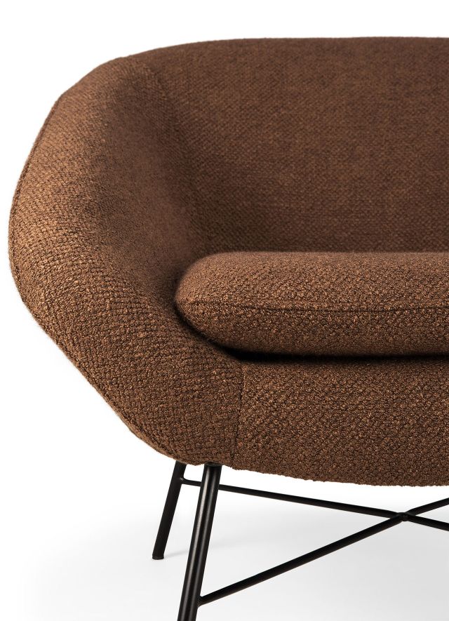 Detailaufnahme: Brauner Ethnicraft Barrow Sessel mit Stoffbezug und schwarzen Metallbeinen. Moderner Loungesessel.