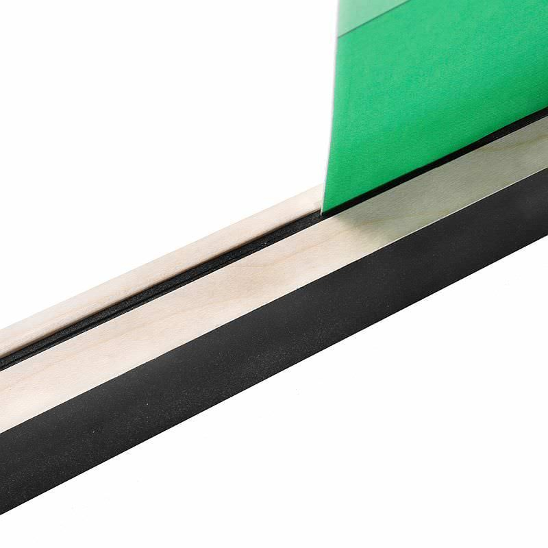 Detailaufnahme: Clip Rail Klemmleiste mit Tafellack, zum einfachen Aufhängen von Bildern und Notizen.