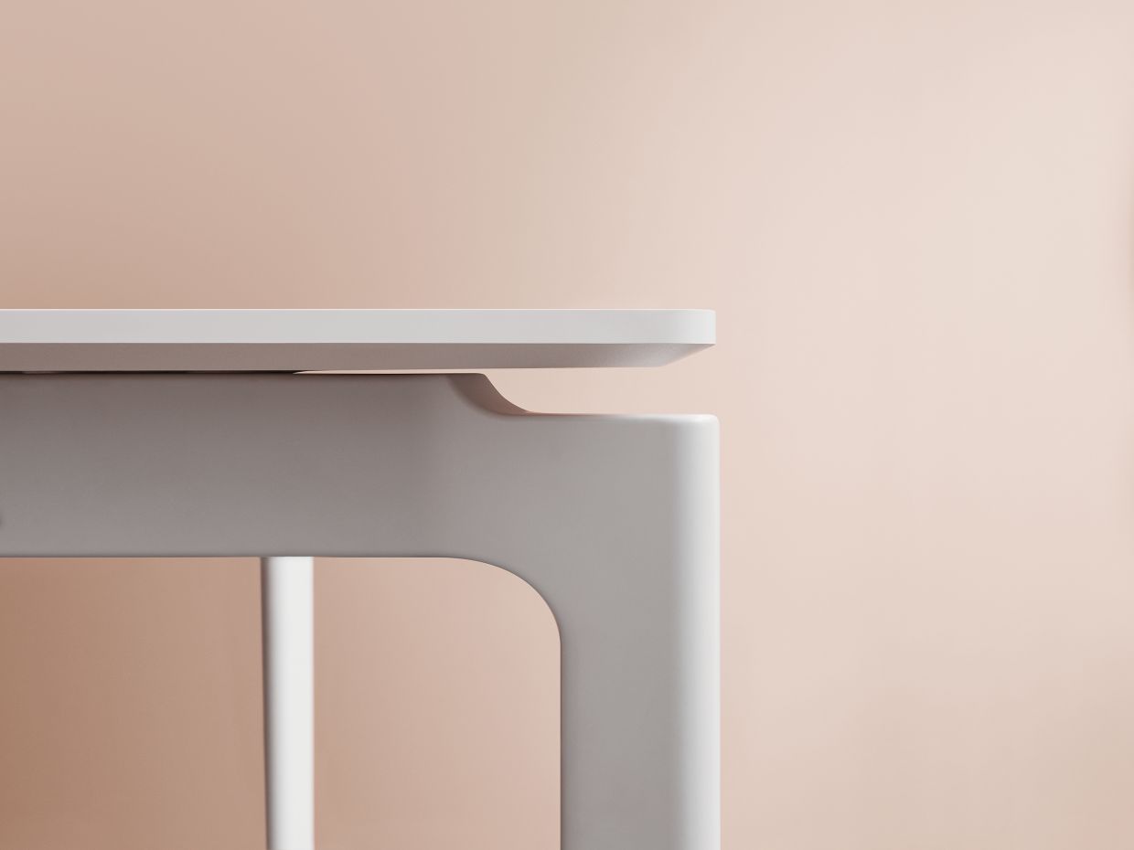 Detailaufnahme des More Esstischs von Eva Solo: Tischplatte und Bein in minimalistischem Design.