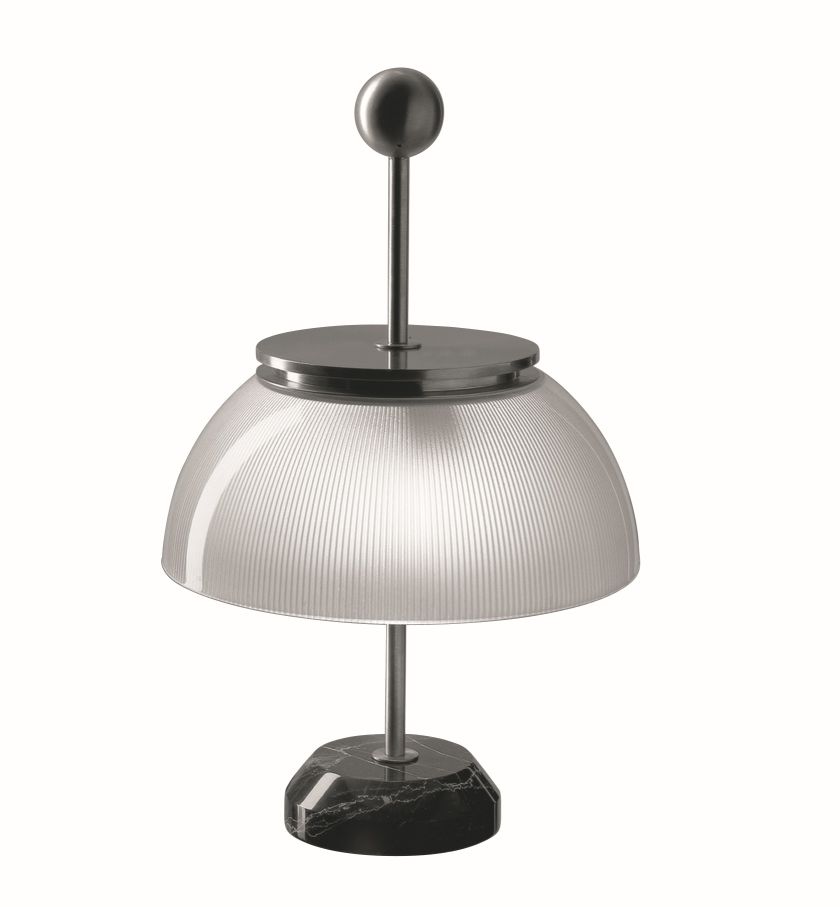 Alfa Tischleuchte von Artemide: Moderne Lampe mit Marmorfuß und geripptem Glasschirm.