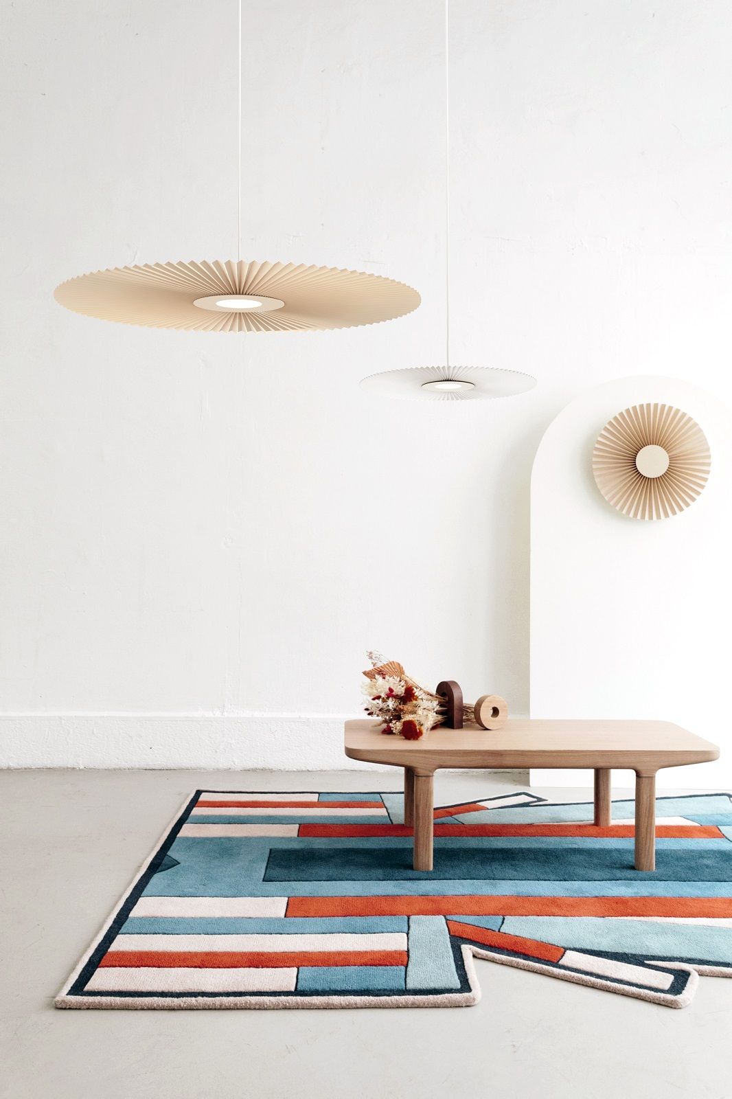 Weiße Carmen Pendelleuchte von Hartô, große, runde Designerlampe im modernen Wohnzimmer.