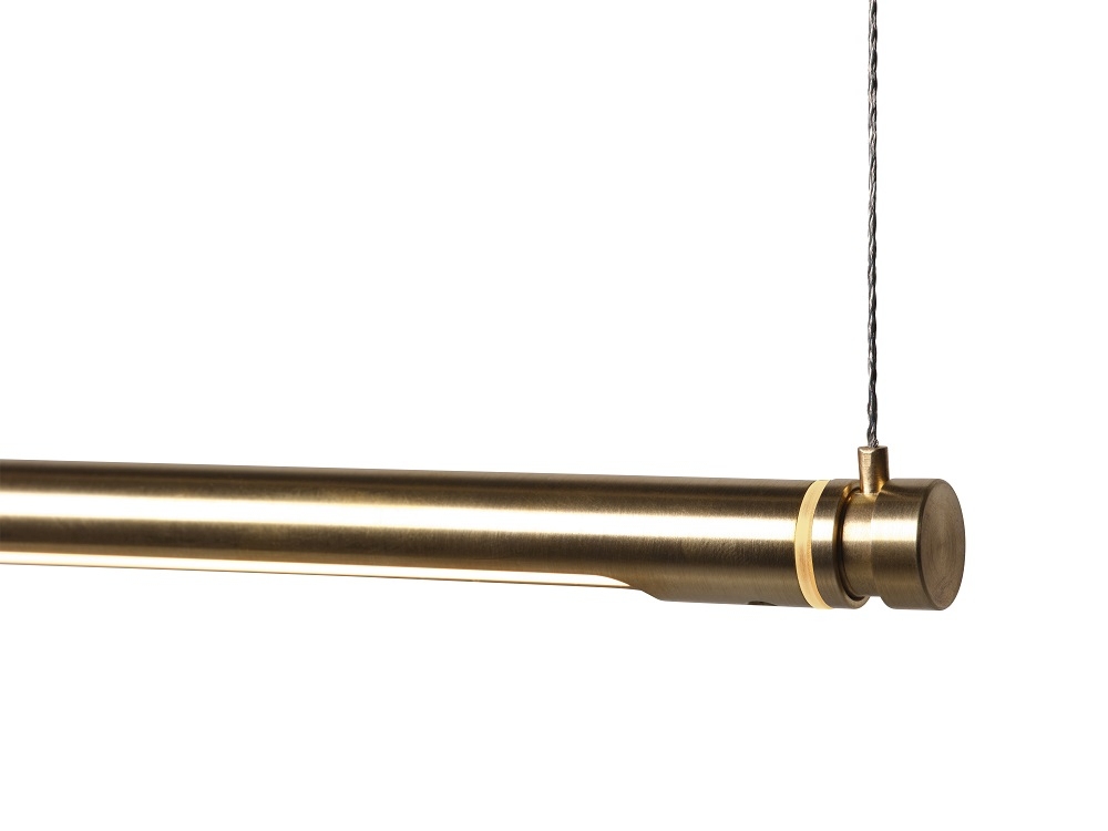 Oneline™ Lamp Hängeleuchte von Fritz Hansen, Detailaufnahme der goldenen Pendelleuchte mit minimalistischem Design.