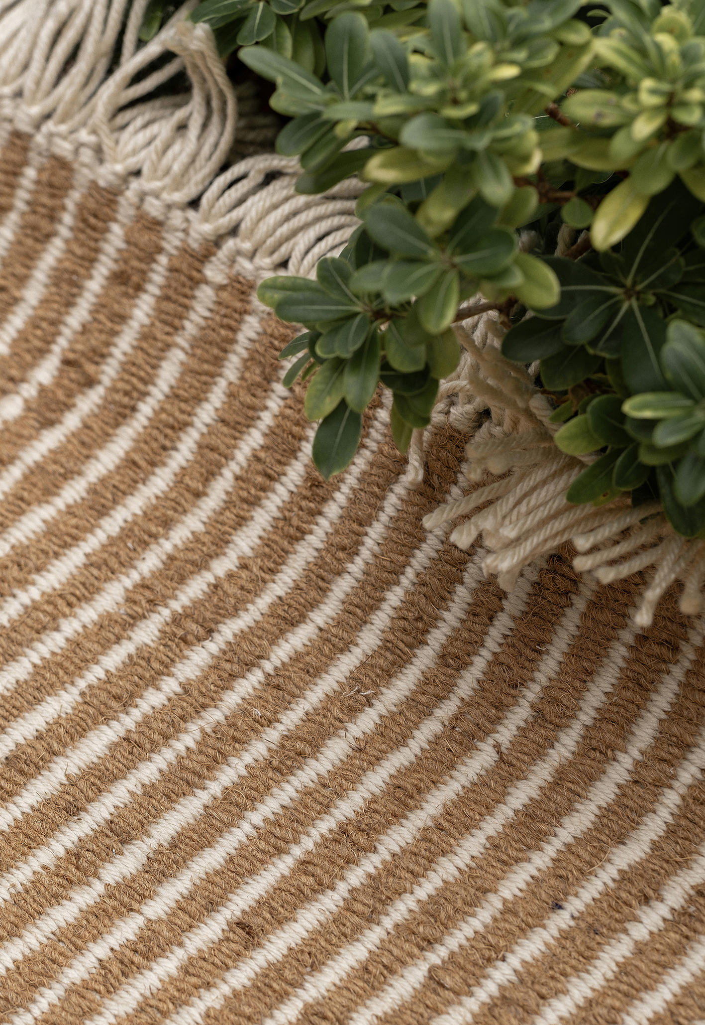 Detailaufnahme Nanimarquina Garden Outdoor Teppich mit Streifenmuster und Fransen, ideal für Terrasse und Garten.