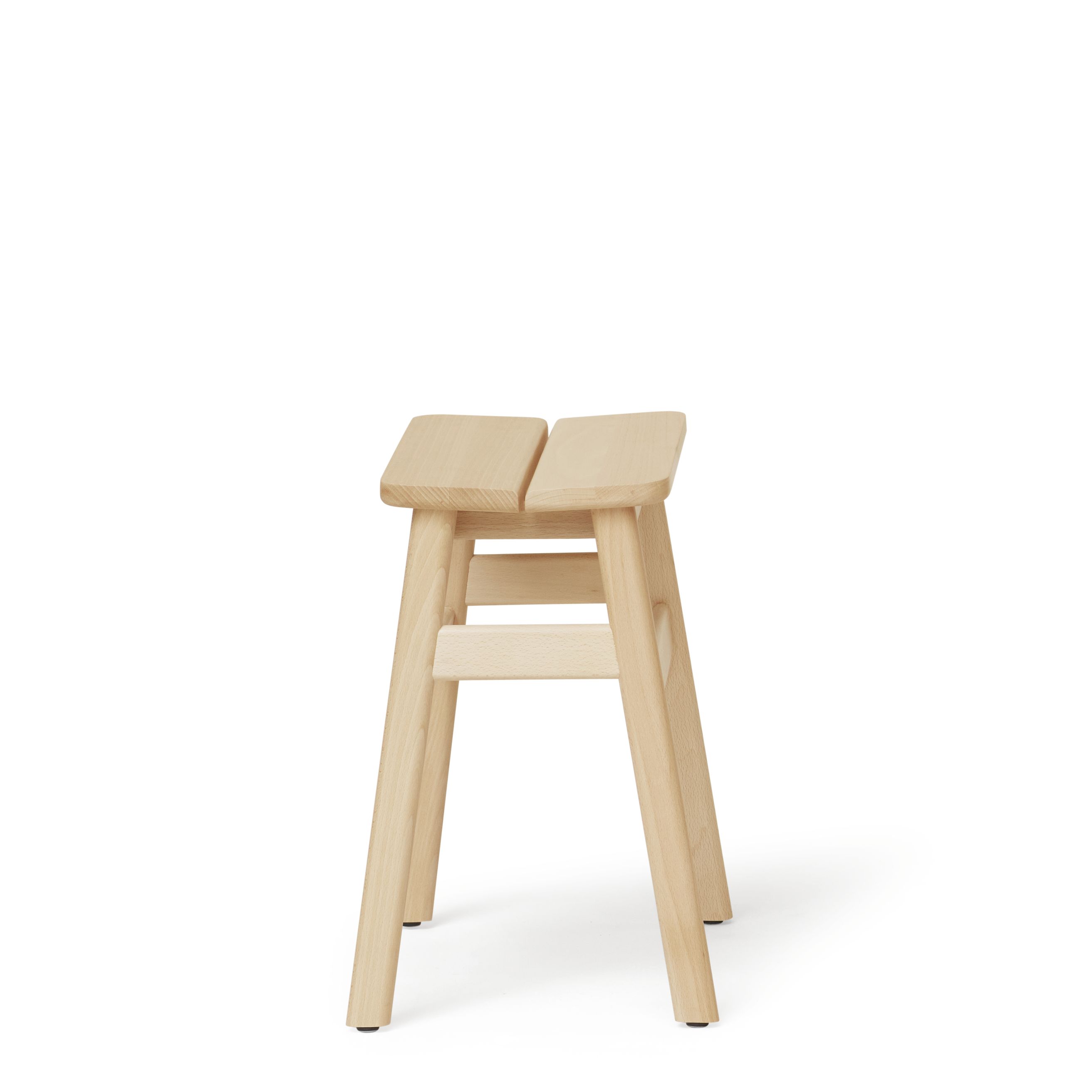 Angle Standard Hocker von Form & Refine aus hellem Holz, seitliche Ansicht. Design Hocker.