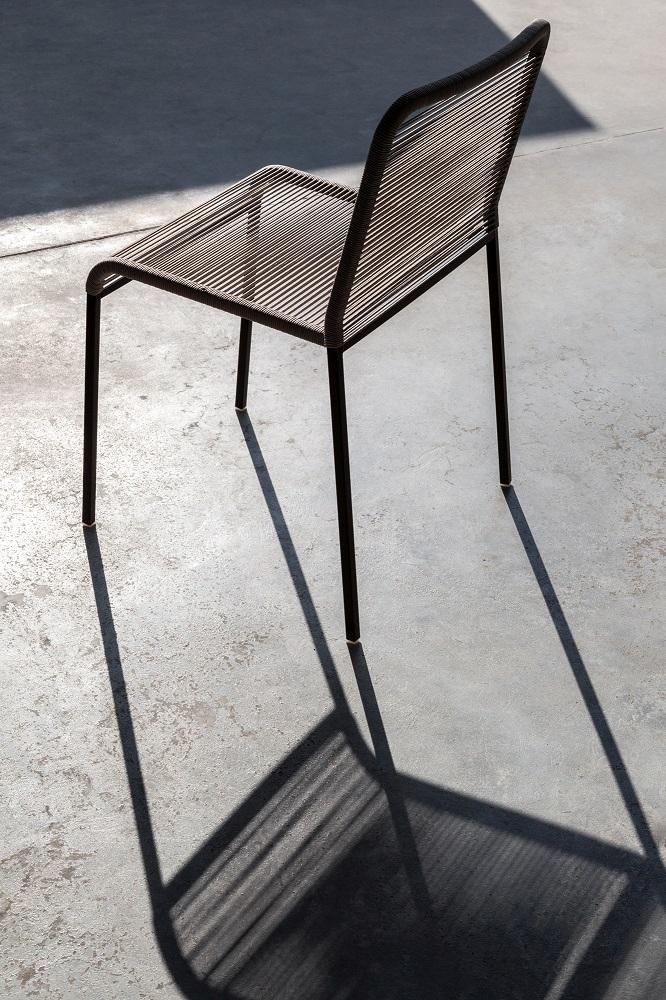 ARIA Stuhl, stapelbarer Outdoor Stuhl von La Palma, braunes Geflecht, modernes Design für Garten und Terrasse.