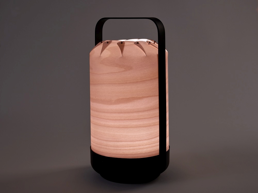 Chou Mini LED Tischleuchte in Hellrosa: Moderne Akku-Leuchte mit USB-Anschluss und Holzoptik.