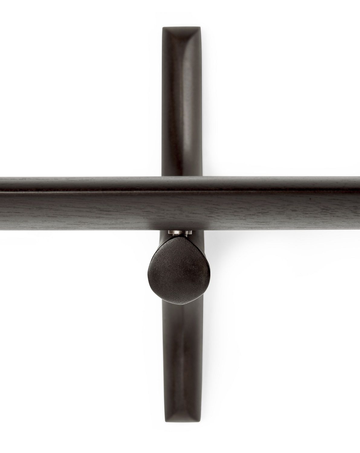 Detailaufnahme des Ethnicraft PI Wandregals in Mahagoni dunkelbraun, zeigt die Verbindung von Regalbrett und Halterung.