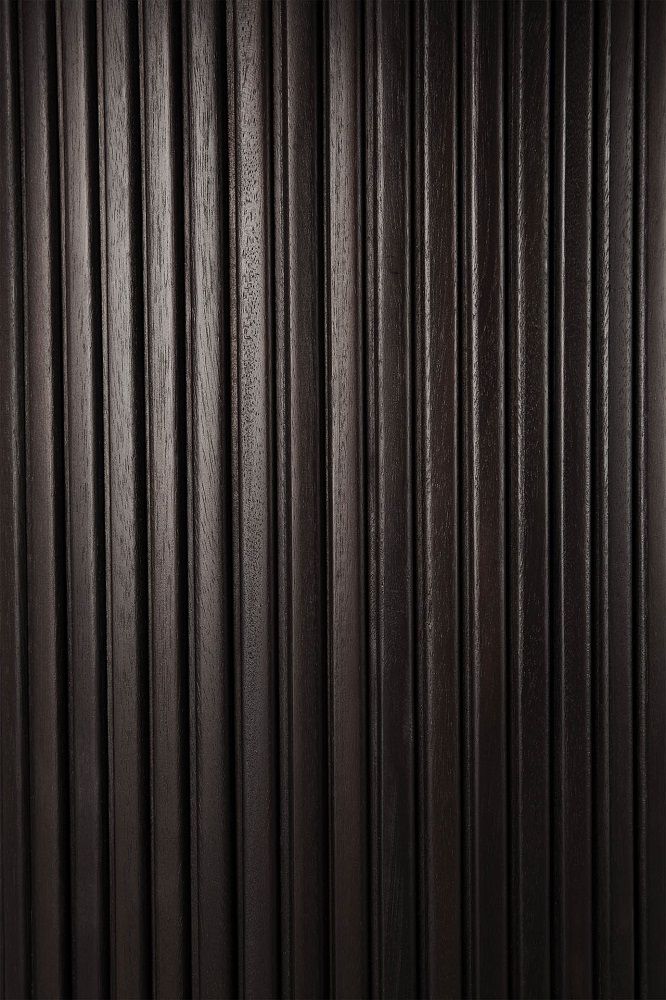 Detailaufnahme der geriffelten Oberfläche des dunklen Mahagoni Roller Tisches von Ethnicraft.