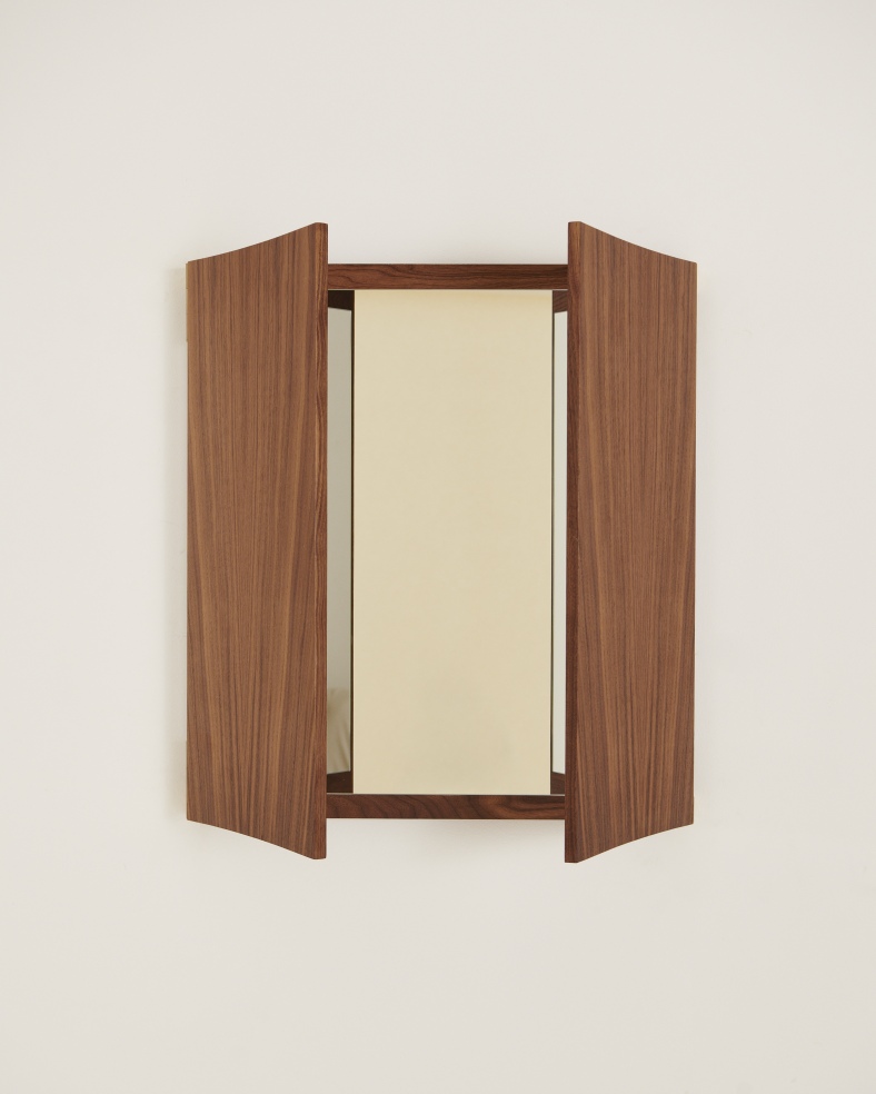 Vanity Wall Mirror 3 von Gubi, rechteckiger Wandspiegel mit braunem Holzrahmen und zwei seitlichen, aufklappbaren Elementen.