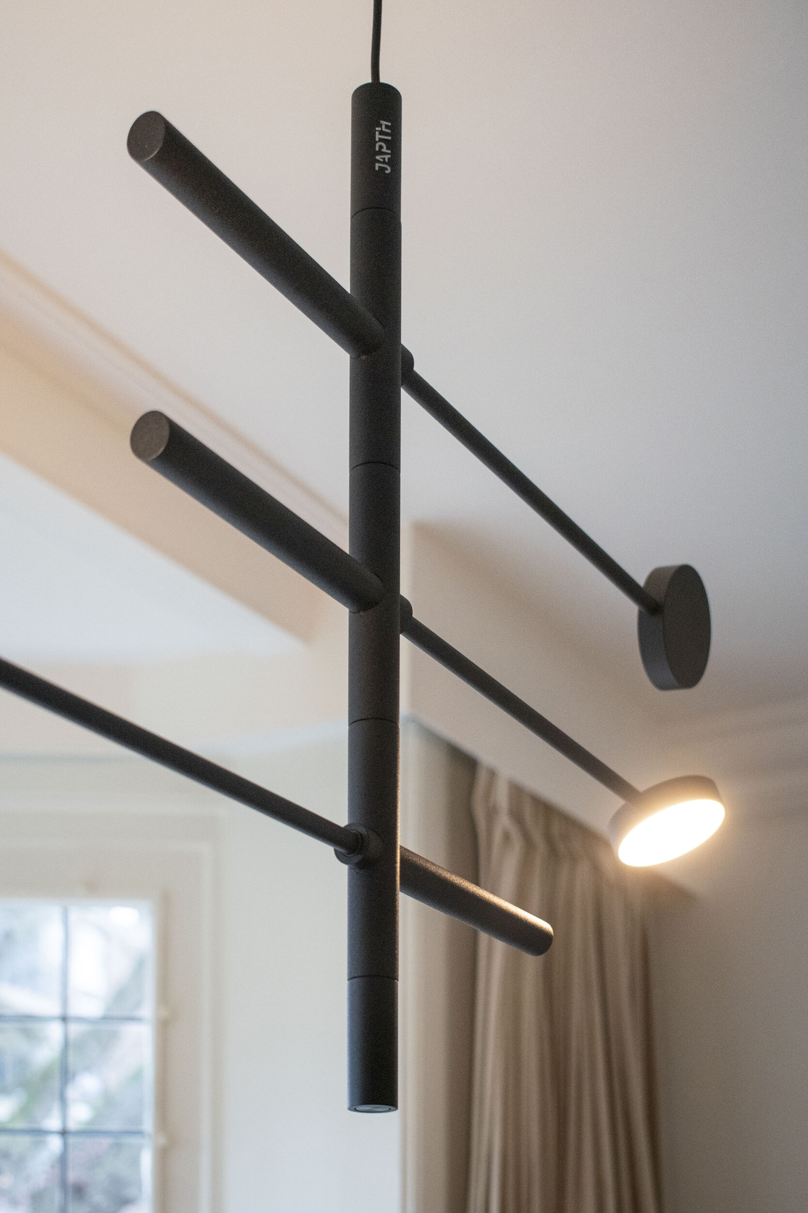 KINGPIN Pendelleuchte von Japth, moderne Hängelampe aus schwarzem Metall mit LED-Licht.