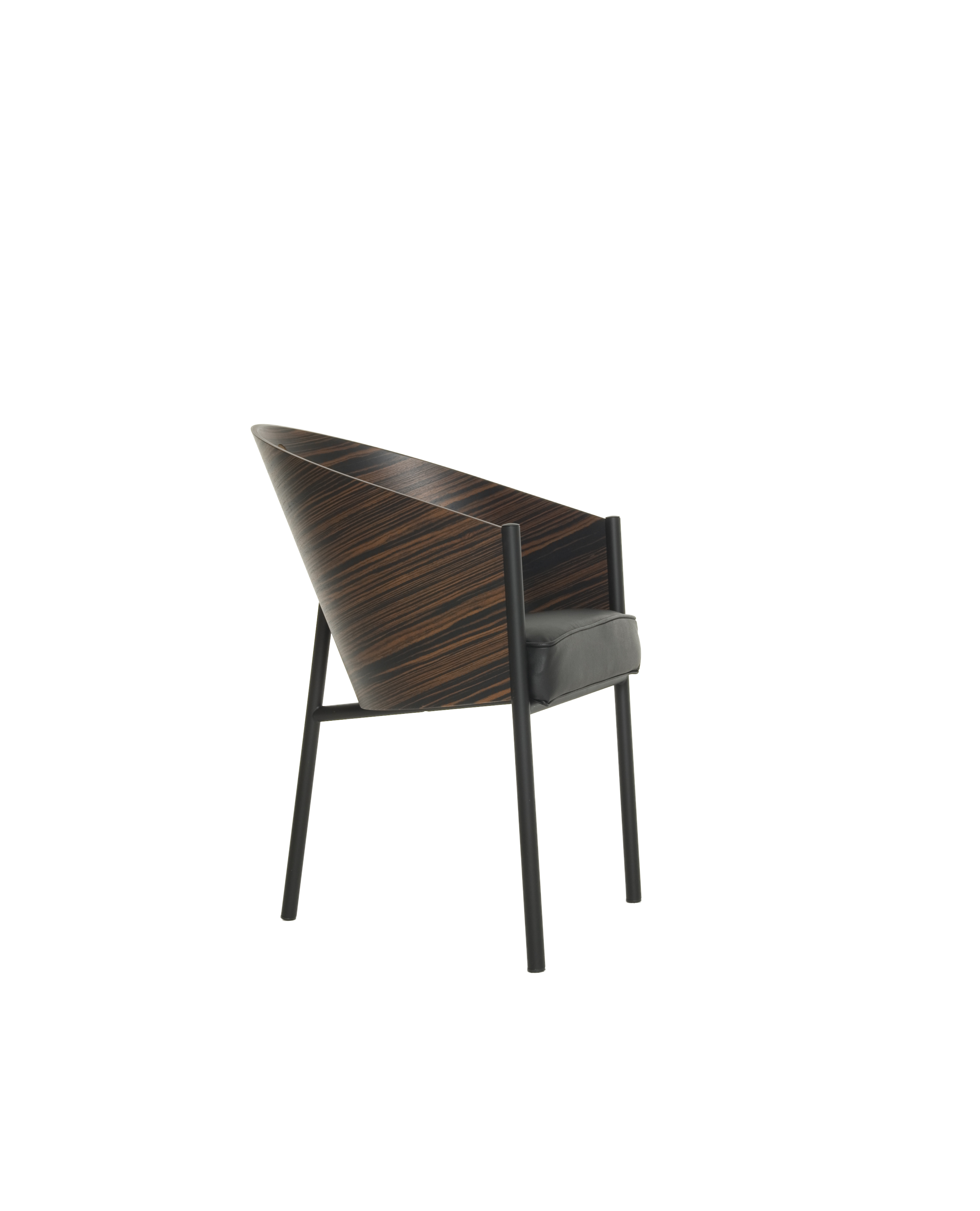 Costes Armlehnstuhl von Driade: Designstuhl mit Holzschale und schwarzem Lederkissen. Moderner Sessel.