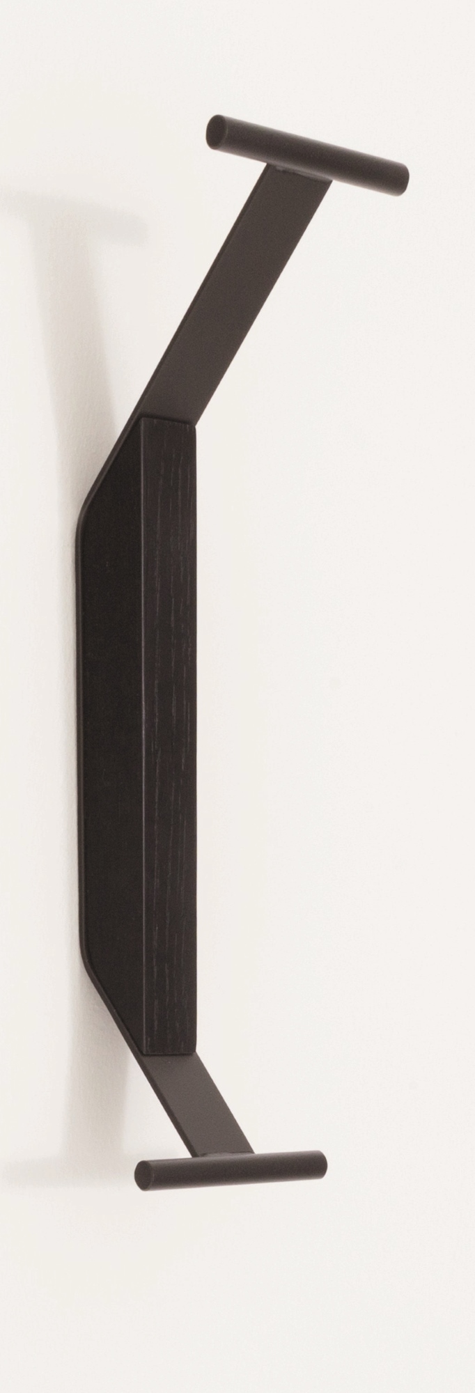 Nahaufnahme des REB 014 Kaari Wandhakens von Artek in Schwarz, moderne Wandgarderobe.