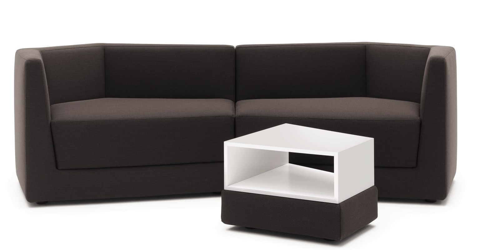 Braunes Scope Sofa Sitzelement niedrig von Cor mit weißem Beistelltisch, modernes Wohnzimmer Design.