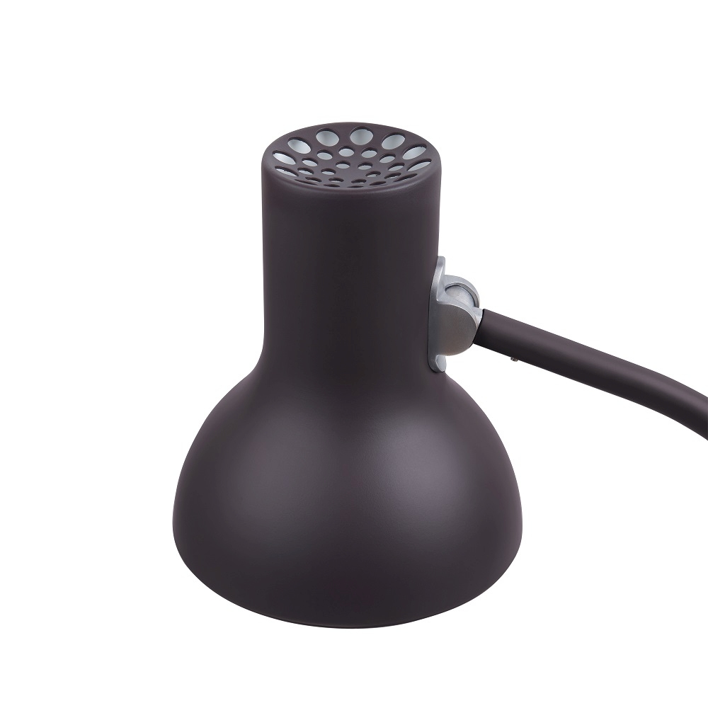 Nahaufnahme der Anglepoise Type 75 Mini Tischleuchte in dunklem Aubergine, modernes Design.