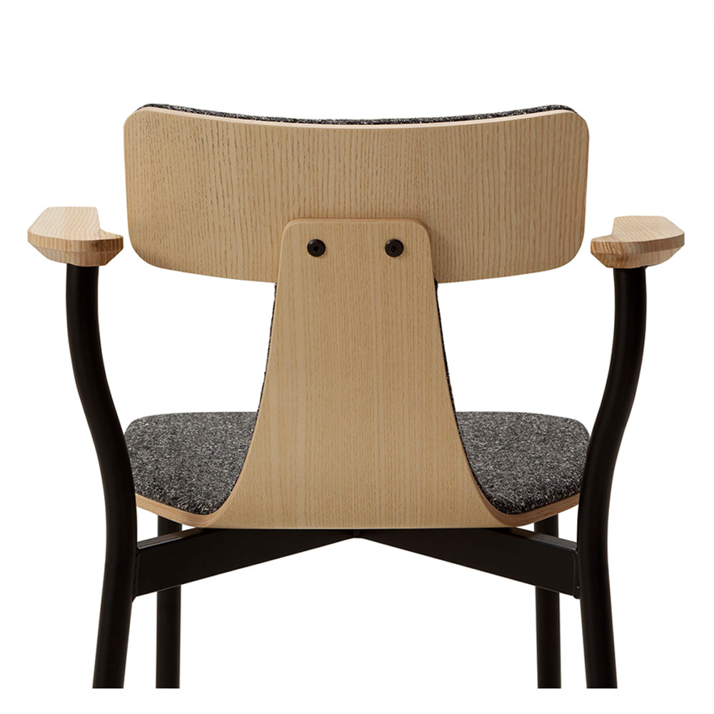 Rückansicht: Sancal Stuhl mit Armlehnen, Metallgestell, Holzlehne und grauem Sitzpolster.