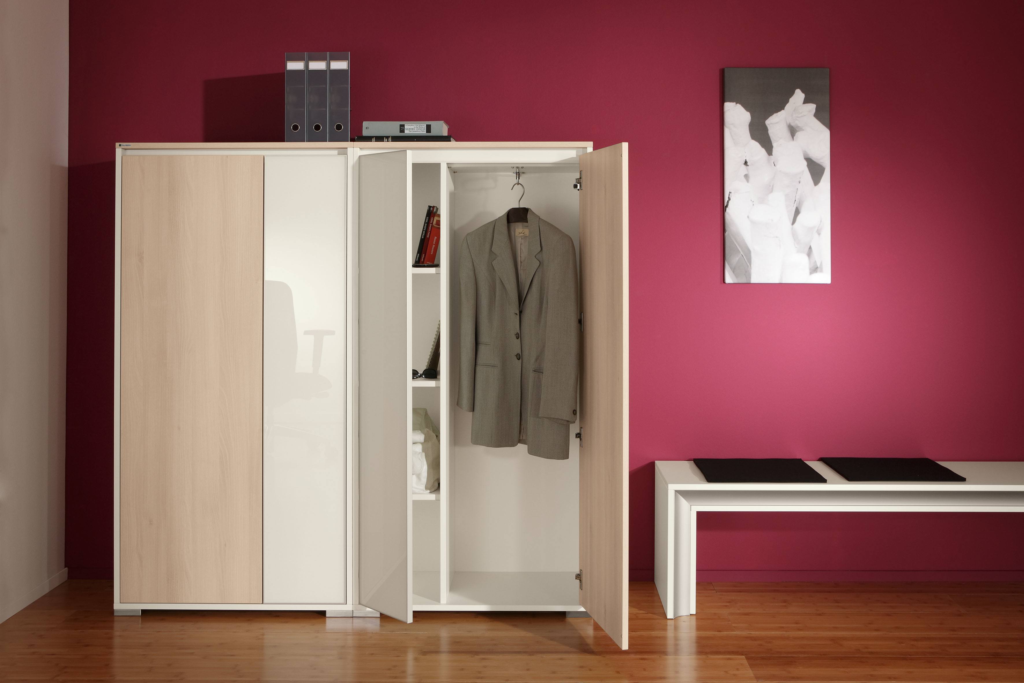 Select Garderobenschrank von Palmberg, Büromöbel mit offener Tür, Jacke, Regalen und Ordnern.