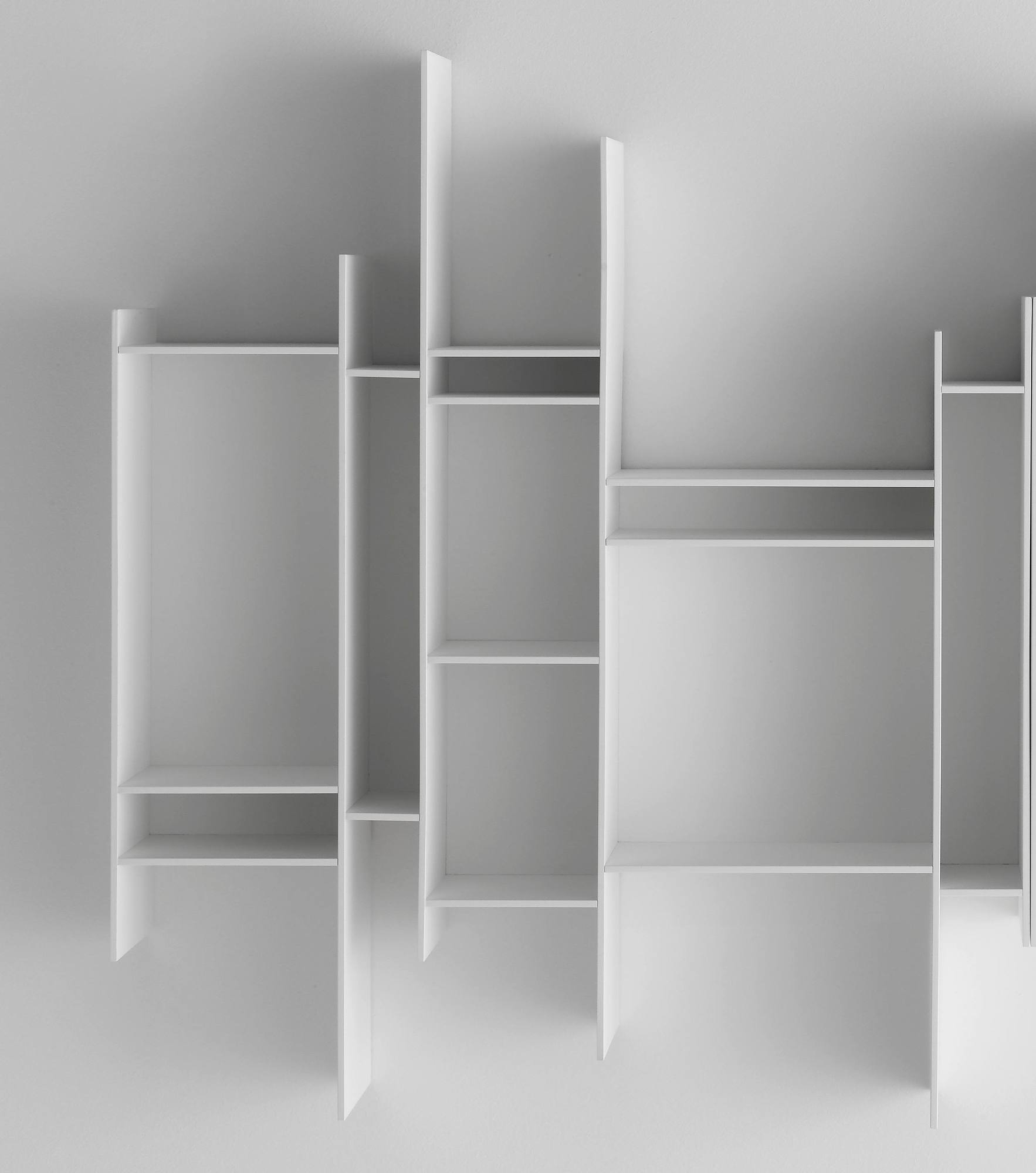 Weißes Randomito Regalsystem von MDF Italia, modernes Wandregal mit asymmetrischen Fächern.
