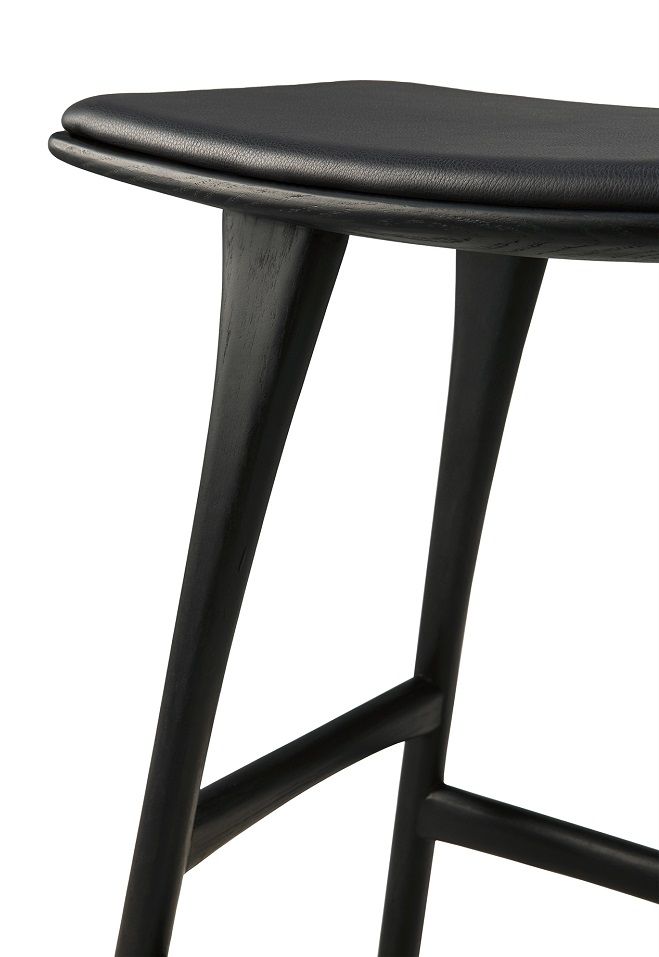 Detailaufnahme: Osso Barhocker mit schwarzem Lederpolster und dunklem Eichenholz Gestell. Moderner Barstuhl.
