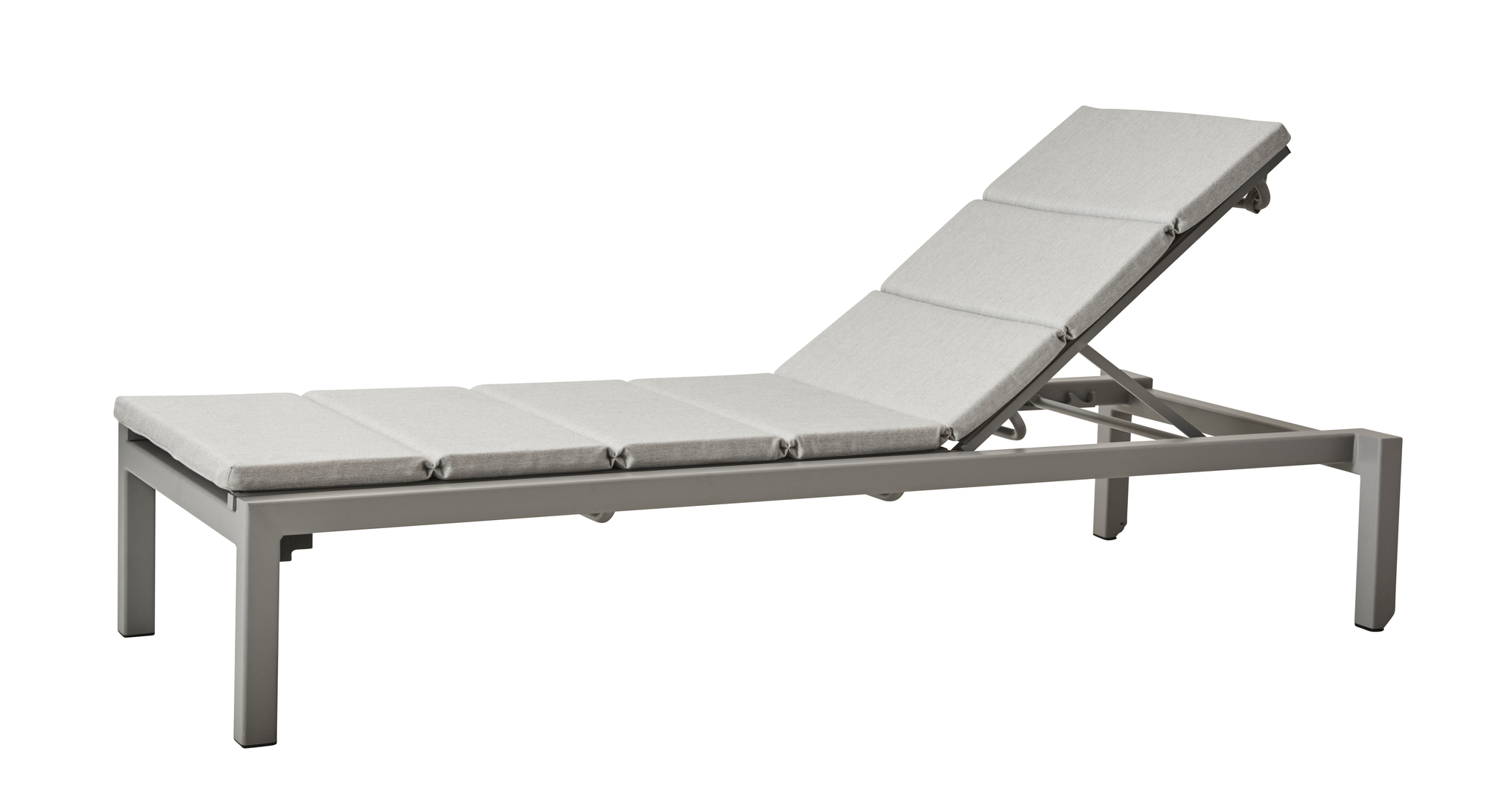 Hellgraue Cane-Line Sonnenliege mit Outdoor Kissen für entspannte Stunden im Garten oder auf der Terrasse.