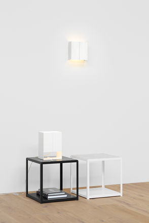 LT02 Seam Two Tischleuchte von e15, weiße Design Lampe auf Nachttisch und Wandleuchte.