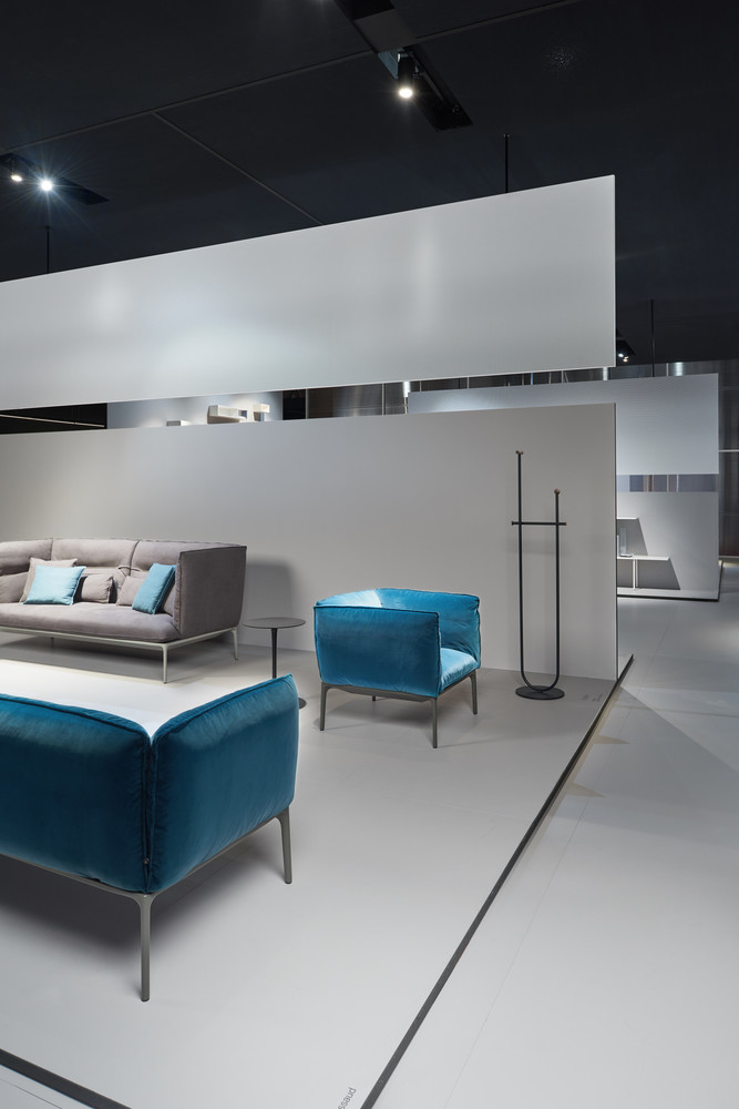 Schwarzer Ombre Kleiderständer von MDF Italia im modernen Showroom mit Sofa und Sessel.