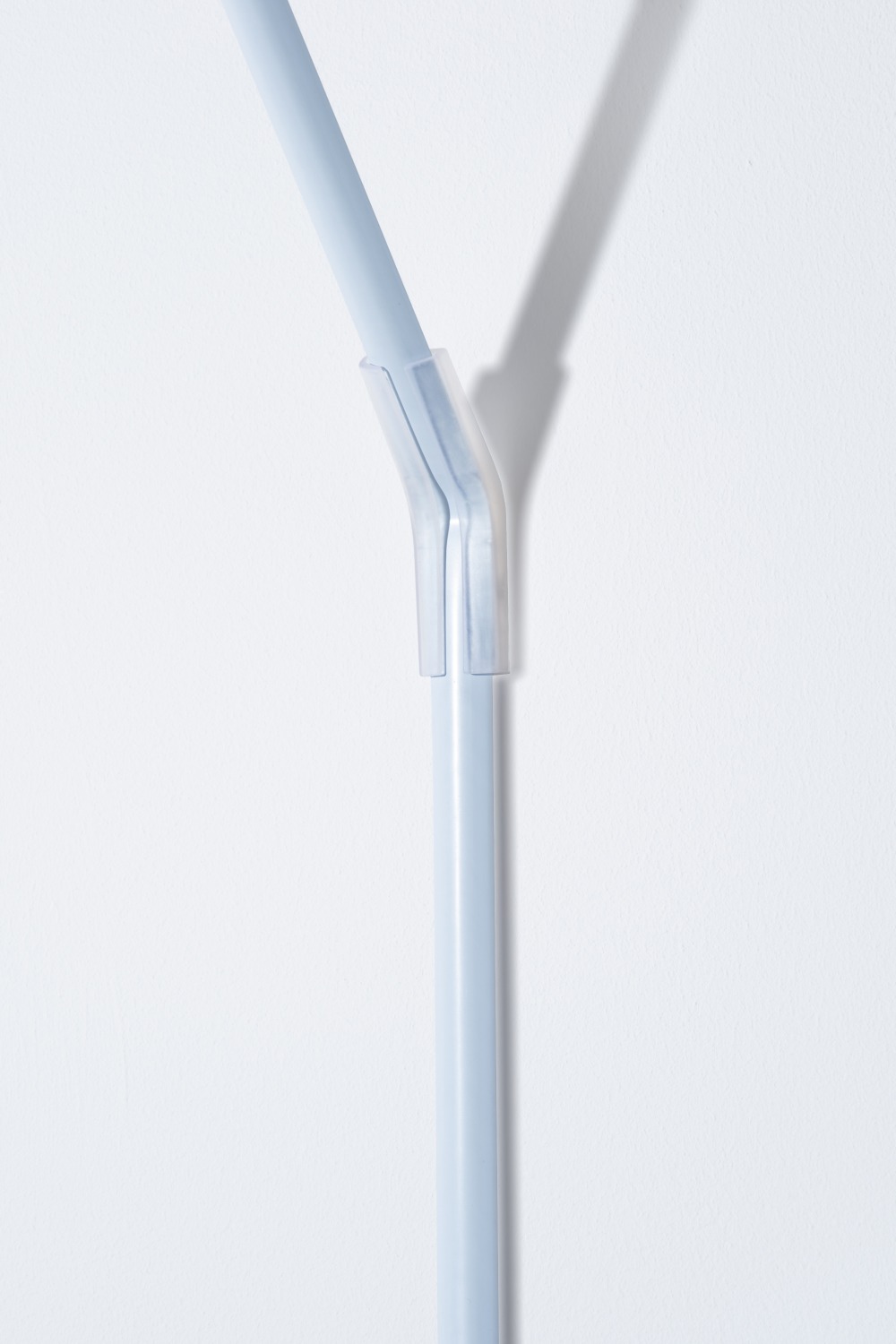 Detailaufnahme: Blaue Measure Light Wandleuchte von Ingo Maurer, minimalistisches Design für moderne Innenräume.