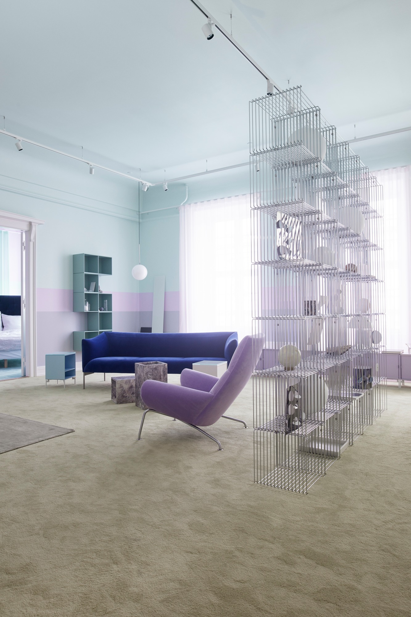 Einrichtungsidee mit Montana Wire Cube Drahtregal und optionalen Glasböden als Raumteiler im Wohnzimmer.