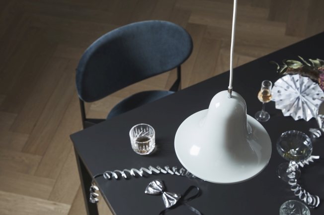 Panton Move Table von Verpan, rollbarer Esstisch in Schwarz mit Dekoration und Lampe.