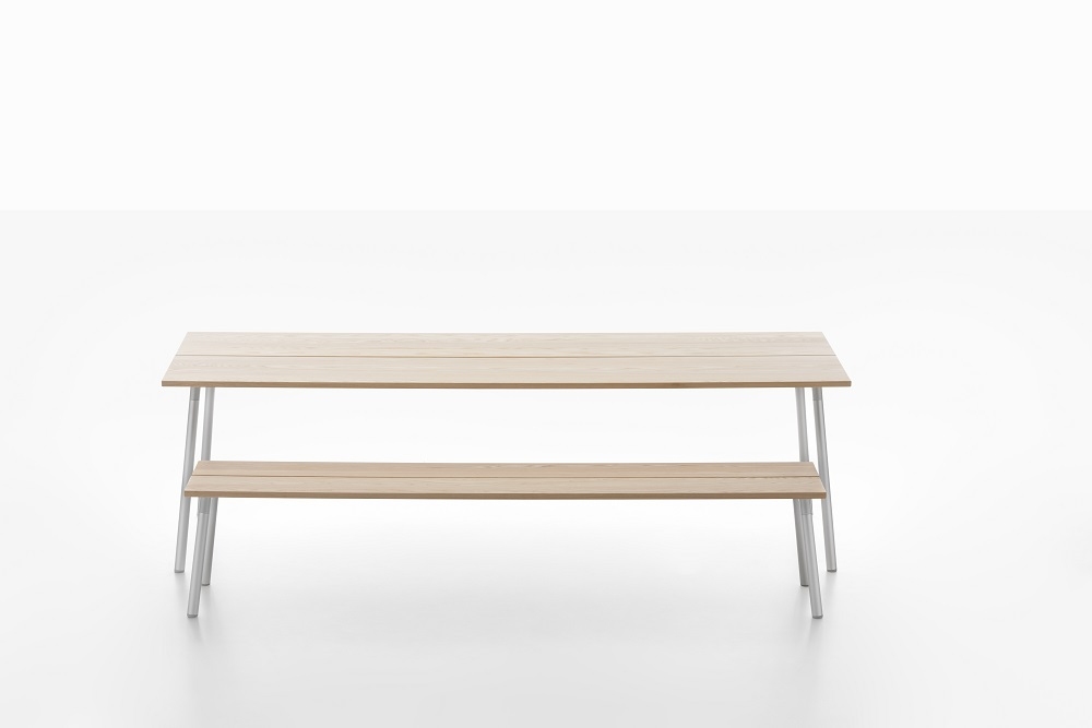 Run Bench 3-Sitzer Bank aus Aluminium und Walnußholz, moderne Sitzbank für den Innenbereich.