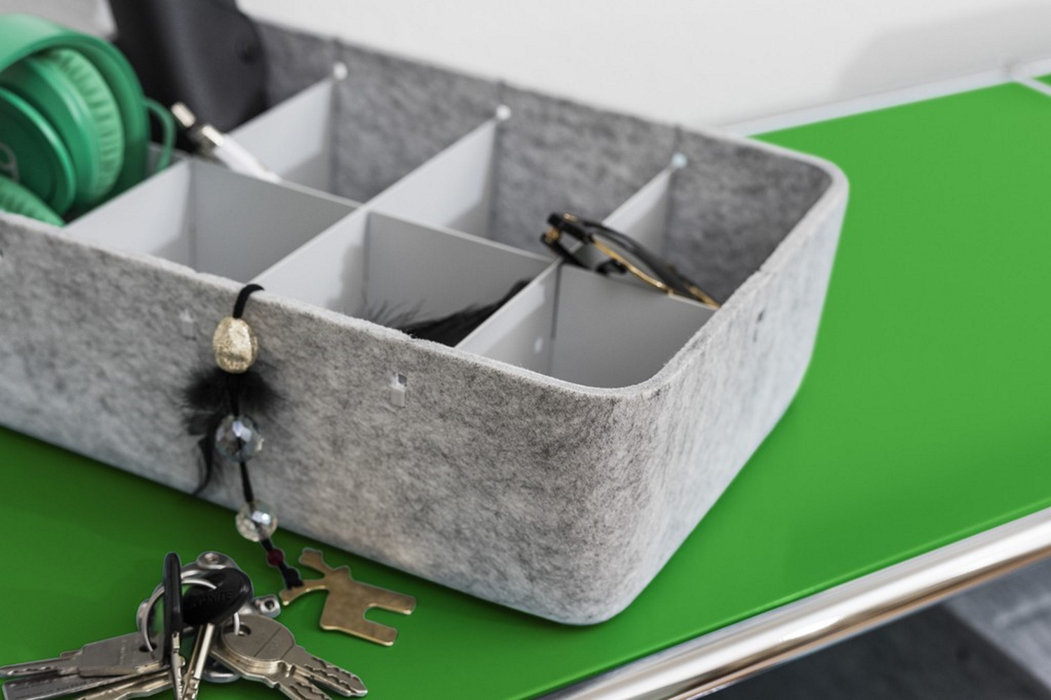 USM Haller Inos Box tief, grauer Filz Organizer mit Fächern für Bürobedarf und Accessoires.